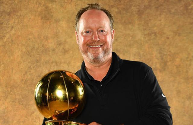 AIYOUXI-雄鹿宣布与冠军教头续约3年 布登将继续带队冲冠